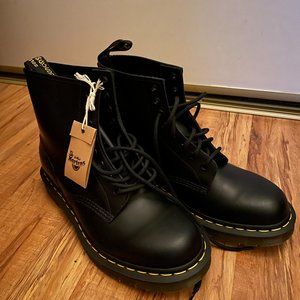 Dr Martens Modern Classics Smooth 1460 8-Eye Boots